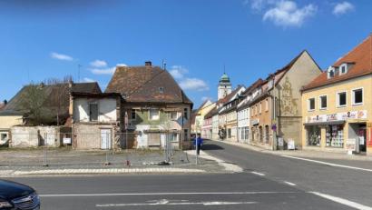 Bild: Völkl
Ein großer Baum mit einer Sitzbank rundherum wird künftig auf dem Areal des „Haas-Hauses“ stehen. Für diese Art der Gestaltung sprach sich der Stadtrat einstimmig aus.