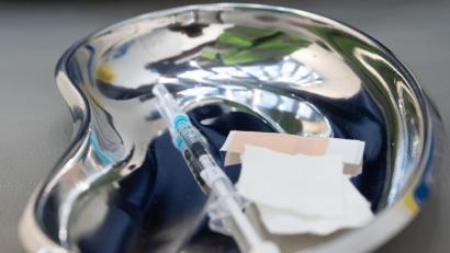 Bild: Sebastian Gollnow
Eine Spritze mit dem Impfstoff von Astrazeneca in einem Impfzentrum in der Frankfurter Festhalle.