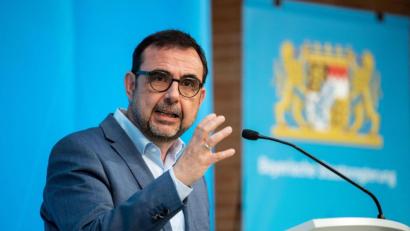 Archivbild: Matthias Balk/dpa
Klaus Holetschek (CSU), Gesundheitsminister von Bayern, spricht.