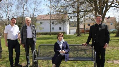 Bild: ads
Pfarrer Michael Jakob und die KAB-Vorsitzende Hermine Knauer sowie Robert und Martin Schafbauer (von rechts) freuen sich über die neuen Sitzbänke am Ammersrichter Kirchplatz.