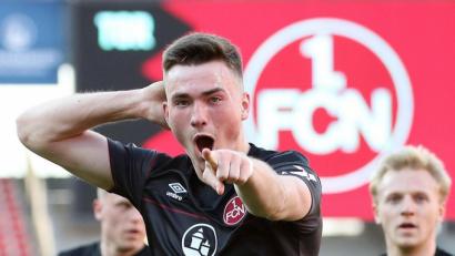 Bild: Daniel Karmann/dpa
"Ich war's": Dennis Borkowski bejubelt sein Tor zum 1:0 für den 1. FC Nürnberg gegen Holstein Kiel.
