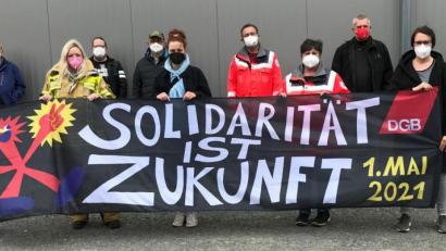 Bild: dgb/exb
Mit einer kleinen Solidaraktion beteiligt sich der DGB-Kreisverband Weiden-Neustadt im Vorfeld des 1. Mai an den Feierlichkeiten zum Tag der Arbeit. Mit dabei Kreisvorsitzender Josef Bock (Fünfter von rechts) und Regionssekretär Oberpfalz Peter Hofmann (Dritter von rechts).