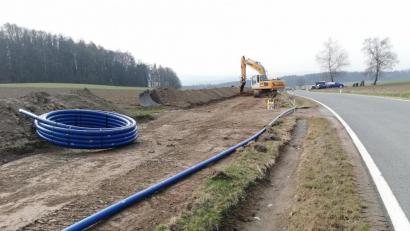 Bild: Portner
Neue Rohre: Die Wasserleitung wird auf einer Länge von 1540 Metern entlang der Straße zwischen Ödmiesbach und Teunz neu verlegt. Spätestens im August soll die Maßnahme abgeschlossen sein.