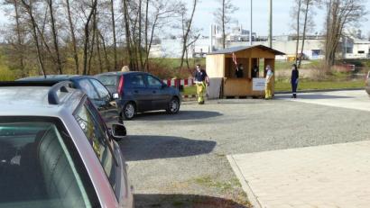 Bild: fsb
Im Auto warten die Getesteten auf dem Constantia-Werksgelände auf die Ergebnisse.