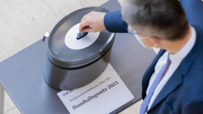 Bild: Christoph Soeder
Ein Abgeordneter stimmt bei der namentlichen Schlussabstimmung über das Haushaltsgesetz 2021 im Bundestag ab.