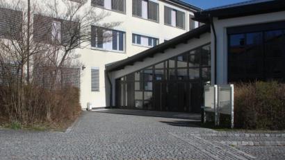 Bild: wro
Noch müssen die Türen zur gemeindlichen Leihbücherei (im Erdgeschoss des Fuchsmühler Rathausgebäudes) geschlossen bleiben.