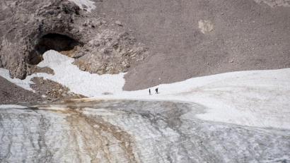 Bild: Sven Hoppe/dpa
Ausflügler auf der Zugspitze bei einem Spaziergang über den Gletscher in Garmisch-Partenkirchen.