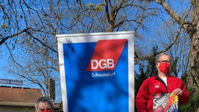Bild: Katja Ertl/exb
DGB-Ortskartellvorsitzender Tom Hiltl und Kreisverbandsvorsitzender Wolfgang Kurzendorfer betonen die Bedeutung der Solidarität in Krisenzeiten.