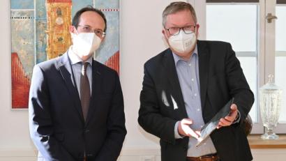 Bild: Susanne Schwab, Stadt Amberg
Ingo Kindler (links), der künftig das IT-Servicezentrum der bayerischen Justiz in Amberg leitet, stellte sich bei OB Michael Cerny vor.