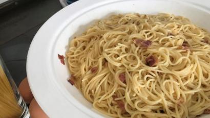 Bild: Michael Schiffer
Der Pancetta wird in der Pfanne knusprig gebraten. Dazu kommen die heißen Nudeln und eine Ei-Parmesan-Mischung.