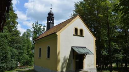 Bild: jr
Zu fünf Maiandachten vor der Gommelbergkapelle lädt die Dorfgemeinschaft Pleußen ein.