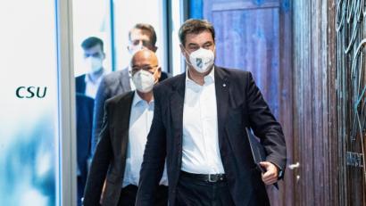 Bild: Matthias Balk
Markus Söder (CSU, r), Parteivorsitzender und Ministerpräsident von Bayern, und Wolfram Hatz, Präsident der Vereinigung der bayerischen Wirtschaft (vbw), kommen zu einer Pressekonferenz in der CSU-Parteizentrale nach einer gemeinsamen Sitzung des CSU-Vorstands und der Vereinigung der bayerischen Wirtschaft (VBW).