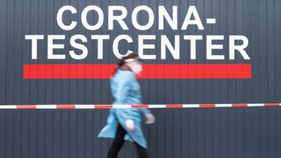 Symbolbild: Sebastian Kahnert/dpa
Die Anzahl der Corona-Infektionen, die bei den Testungen im Landkreis Amberg-Sulzbach festgestellt werden, sank zuletzt. Die Sieben-Tage-Inzidenz unterschritt am Donnerstag einen wichtigen Grenzwert.