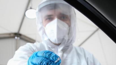 Symbolbild: Friso Gentsch/dpa
Ein Coronatest. Das RKI veröffentlicht nun genauere Auswertungen zu den Ergebnissen der Testungen.