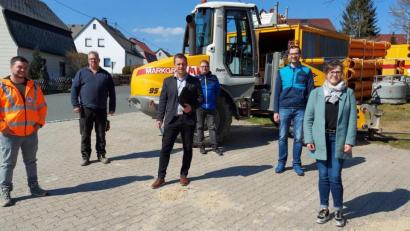 Bild: soj
Bauleiter Patrick Hösl (von links), Polier Markus Kraus, Albert Hofmann (Bauverwaltung), Bürgermeister Wolfgang Söllner, Christoph Reger (Ingenieurbüro Wolf & Zwick) und Katrin Bayer (Bauverwaltung) trafen sich zu einem ersten Baustellentermin in der Ringstraße.