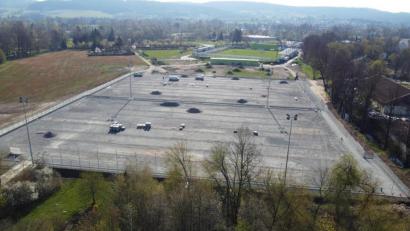 Bild: Gustl Beer
Die beiden neuen Kunstrasenplätze der SpVgg SV Weiden, von Norden aus gesehen. Im Hintergrund ist das Spardabank-Stadion zu erkennen.