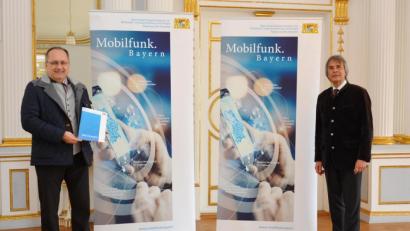 Bild: Josef Glas
Erster Bürgermeister Ludwig Gürtler erhält aus den Händen von Regierungspräsident Axel Bartelt den Förderbescheid für den Ausbau der Mobilfunkversorgung