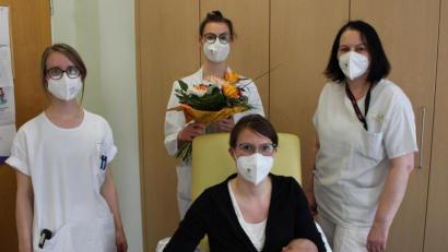 Bild: Kliniken Nordoberpfalz, Michael Reindl/exb
Hebamme Vivien Neudert, Dr. Sophie Herzer und Stationsleiterin Elisabeth Kick (von links) gratulierten der kleinen Lea und ihrer Mama Judith zur 500. Geburt des Jahres im Klinikum Weiden.