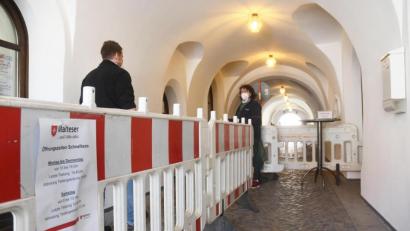 Bild: Gabi Schönberger
Die Malteser-Mitarbeiterin nimmt den Testwilligen an der Station im Alten Rathaus in Empfang. Bis auf Freitag und Sonntag hat das Schnelltestzentrum täglich geöffnet und wird mittlerweile gut frequentiert.