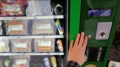 Bild: wpt
Wurst rund um die Uhr: Die Metzgerei Piehler aus Irrenlohe bei Schwarzenfeld hat seit einigen Jahren einen Frischfleisch-Automaten, den der Besitzer „Horst“ getauft hat. Die Nachfrage ist hoch, die Coronapandemie hat daran aber nichts verändert.
