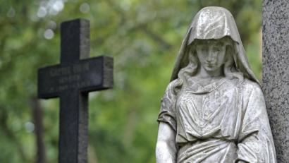 Symbolbild: Marius Becker/dpa
Trauer um Rosa Schürz.