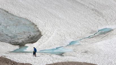 Bild: Stephan Jansen/dpa
Zwei Wanderer gehen über den Schneeferner-Gletscher auf der Zugspitze.