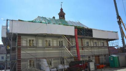 Bild: jr
Das Historische Rathaus ist derzeit eine Großbaustelle. Bis zum Jahresende sollen die Arbeiten abgeschlossen sein. Viel Aufwand muss in die Erneuerung des Dachstuhls gesteckt werden.