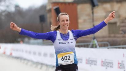 Bild: Norbert Wilhelmi
Eine strahlende Domenika Mayer läuft in 1:09:52 Stunden beim Halbmarathon in Dresden ins Ziel.