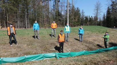 Bild: pi
Rainer Folchmann (links) bespricht mit Vertretern des Staatlichen Bauamts Amberg-Sulzbach und des Landratsamts Neustadt/WN die aktuelle Lage zum Schutz von Amphibien.