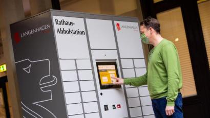 Bild: Moritz Frankenberg/picture alliance/dpa 
An den Abholstationen – im Bild ein Terminal in der Stadt Langenhagen – können sich Bürger unabhängig von den Öffnungszeiten der Verwaltung Dokumente hinterlegen lassen.