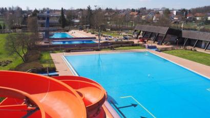 Bild: ws
Das Freibad an der Mähringer Straße soll geöffnet werden. Die Arbeiten zur Vorbereitung des Saisonstarts laufen bereits. Natürlich werden die Corona-Entwicklung und die staatlichen Vorgaben das letzte Wort haben.