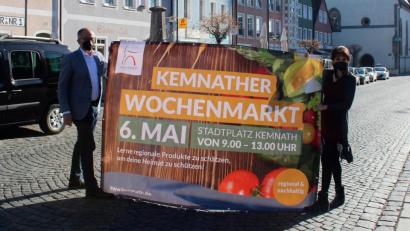 Bild: stg
Bürgermeister Roman Schäffler und Stadtmarketing-Mitarbeiterin Romina Passon-Pühl freuen sich, dass der Kemnather Wochenmarkt am 6. Mai auf dem Oberen Stadtplatz startet.