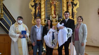 Bild: gi
Die Zwillinge Noah und Finn der Eltern Melanie (rechts) und Georg Meiller (Zweiter von links) erhielten die Taufe durch Pfarrer Udo Klösel. Die Taufpaten waren Andrea Pschirrer und Andreas Beer.