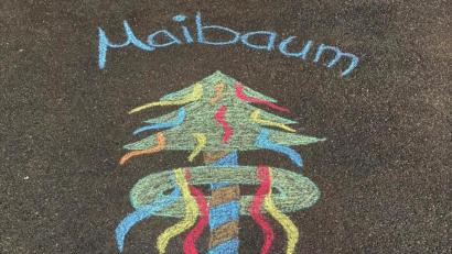 Bild: nza
Mit Straßenmalkreide lässt sich im Nu ein eigener Maibaum zu Hause "aufstellen".