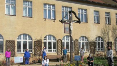 Bild: kgg
Helfer der Lebenshilfe haben das Team der Umweltstation bei der Vorbereitung des Gartens unterstützt.