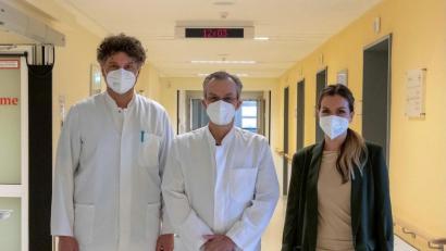 Bild: Claudia Jockwitz/exb
Kathrin Hofstetter und Dr. Josef Zäch stellten den neuen Chefarzt Christoph Haase (Mitte) vor.