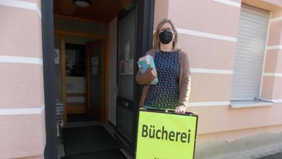 Bild: Benkhardt
Ein halbes Jahr war die Erbendorfer Bücherei wegen der Corona-Pandemie geschlossen. Nun hat Leiterin Anita Benkhardt den Aufsteller "Bücherei geöffnet" wieder hervorgeholt.