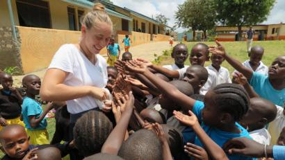 Bild: Katrin Orlamünder
Im Jahr 2018 unterrichtete Magdalena Schneider (links) während eines Praktikums Kinder an der "Precious Hope School". Für die ersten Absolventen wird nun um Unterstützung auf dem weiteren Berufsweg gebeten.