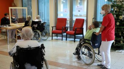 Archivbild: Wolfgang Steinbacher
Die Senioren im Wallmenichhaus gehörten im Dezember zu den ersten, die eine Corona-Impfung bekommen haben. Dass die wirklich schützt, davon kann Heimleiterin Tatjana Richter erzählen.