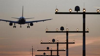 Bild: Kevin Kurek/dpa
Startende und landende Flugzeuge in der Nähe des Hotels können die Erholung im Urlaub stark schmälern.