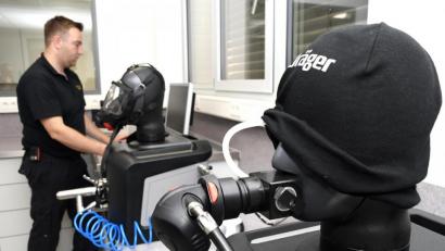 Bild: Petra Hartl
In der Atemschutzwerkstatt der Amberger Feuerwache werden nicht nur die Ausrüstungen der fünf Amberger Feuerwehren gereinigt, gerpüft und gewartet, sondern auch die der 40 Wehren aus dem Landkreis, die Atemschutzgeräteträger in ihren Reihen haben.