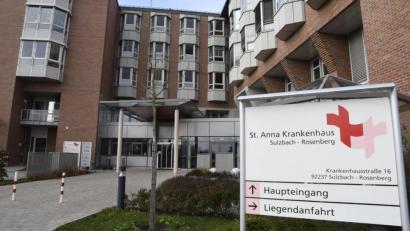 Bild: Petra Hartl
Nach vier Monaten lockern das St.-Anna-Krankenhaus in Sulzbach-Rosenberg (im Bild) und die St.-Johannes-Klinik in Auerbach das strikte Besuchsverbot.