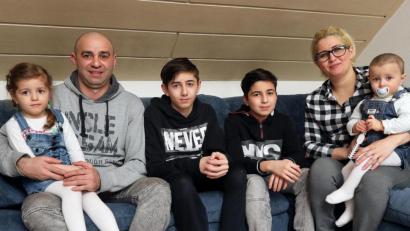 Archivbild: Wolfgang Steinbacher
Die bange Zeit des Wartens auf eine Entscheidung hat ein Ende, die bayerische Härtefallkommission hat sich für ein Aufenthaltsrecht der Familie Guliyev ausgesprochen. Elnara Guliyeva (mit Töchterchen Viktoria auf dem Arm), ihr Mann Jafar mit der dreijährigen Veronika-Christiane und die Söhne Cavanshir (Zweiter von links) und Elnur sind überglücklich.