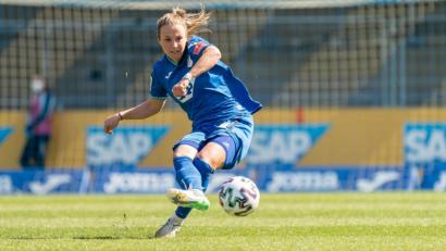 Bild: Uwe Gruen/Kraichgaufoto
Michaela Specht ist zurück auf dem Fußballplatz. Die Innenverteidigerin der TSG Hoffenheim (Szene aus dem Heimspiel gegen die SGS Essen) zählt nach einem Bruch des Schienbeinplateaus wieder zur Stammelf des Tabellendritten der Frauen-Bundesliga.