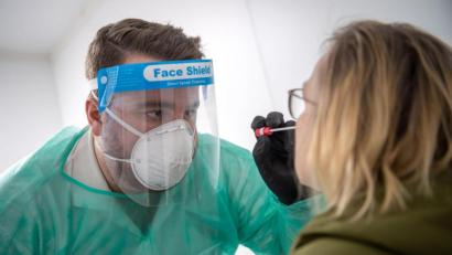 Bild: Sina Schuldt
Ein negativer PCR-Test am Arbeitsplatz kann für Mitarbeiter von Pflegeeinrichtungen Erleichterungen im Alltag bringen.