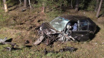 Bild: Polizeiinspektion Amberg/exb
Kaum zu glauben: Der Fahrer dieses Autos hat einen Zusammenstoß mit einem Baum mit Tempo 100 praktisch unverletzt überlebt.