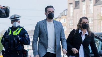 Bild: Rolf Vennenbernd/dpa
Christoph Metzelder (Mitte), ehemaliger Fußball-Nationalspieler, auf dem Weg zum Gericht an.