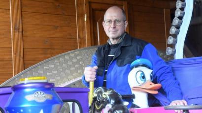 Bild: Gabi Schönberger
Schausteller Hans Blum lagert sein Kinderkarussell im Weidener Westen. Der erneute Ausfall des Frühlingsfestes kommt zwar nicht eben überraschend, trifft die Branche aber dennoch hart. Die Einnahmen fehlen.