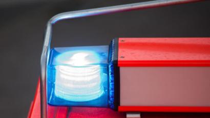 Bild: Daniel Bockwoldt/dpa
Bei einem Dachstuhlbrand eines Mehrfamilienhauses in Thiersheim (Landkreis Wunsiedel) kamen am Freitagmittag kamen zwei Menschen ums Leben, zwei weitere Bewohner erlitten leichte Verletzungen.