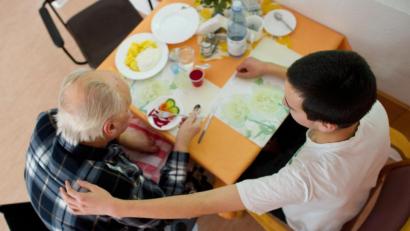 Symbolbild: Patrick Pleul
Angehörige von Bewohnern im Heilig-Geist-Stift Amberg hofften auf Lockerungen bezüglich Besuchszeiten. Doch das Gegenteil ist der Fall.